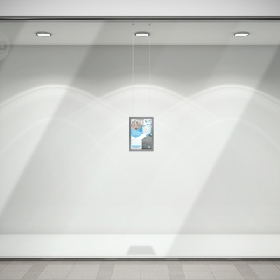 Vitrine de loja iluminada com painel branco e folheto pendurado