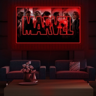 Quadro luminoso vermelho com texto MARVEL e personagens, acima de sofás numa sala escura