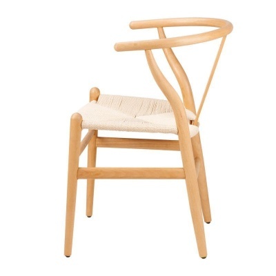 Cadeira de madeira clara com assento de corda trançada e encosto curvo