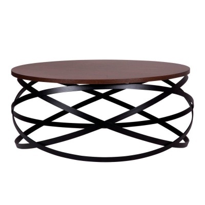 Mesa de centro redonda com tampo em madeira castanha e base metálica preta entrelaçada