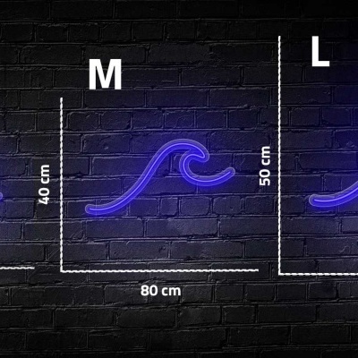 Sinais de néon azuis em forma de onda em três tamanhos diferentes montados numa parede preta
