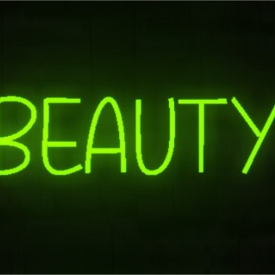 Neon verde com a palavra BEAUTY em parede escura