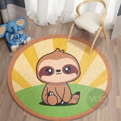 Tapete redondo com desenho de bicho-preguiça cartoon em fundo verde e amarelo no chão de madeira clara