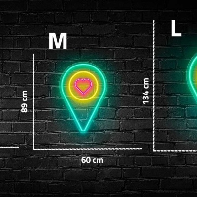 Sinais neon em forma de marcador de localização com coração em vários tamanhos e medidas.