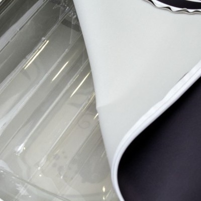 Capa protetora transparente com borda branca em tecido