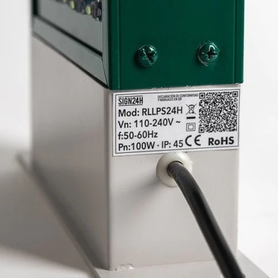 Dispositivo elétrico com etiqueta técnica e cabo preto