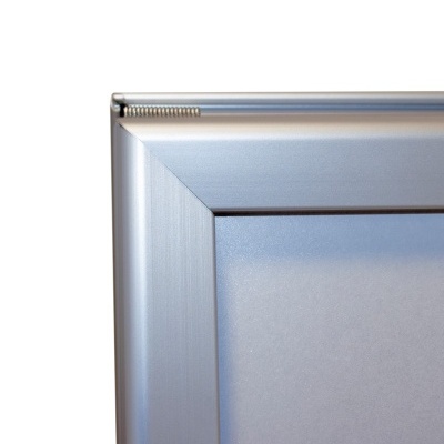 Canto superior esquerdo de quadro metálico prateado