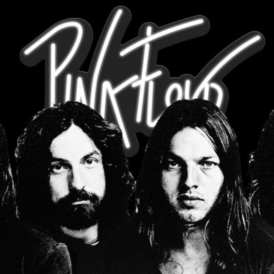 Rostos de quatro homens em preto e branco com texto Pink Floyd ao fundo.