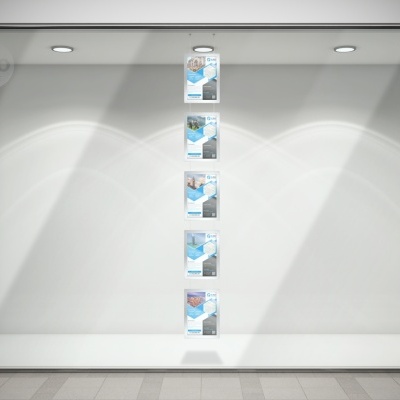 Vitrine de loja com seis embalagens brancas e azuis alinhadas verticalmente