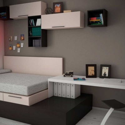 Quarto moderno com cama branca, escrivaninha, estantes e luz de néon vermelha