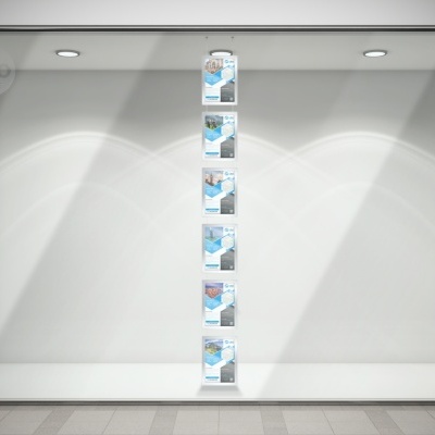 Vitrine de loja iluminada com caixas de sacos de lixo empilhadas verticalmente