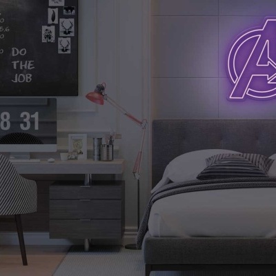 Quarto moderno com cama cinzenta e símbolo dos Avengers iluminado na parede
