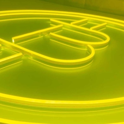 Símbolo circular iluminado amarelo em acrílico