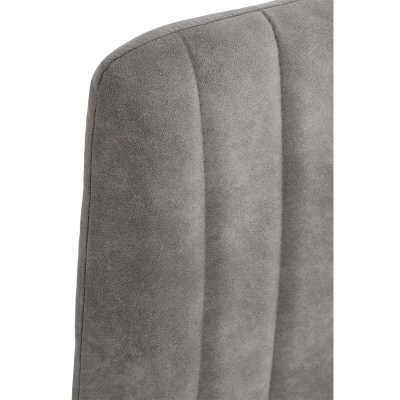Encosto de cadeira cinza com tecido e costuras verticais.