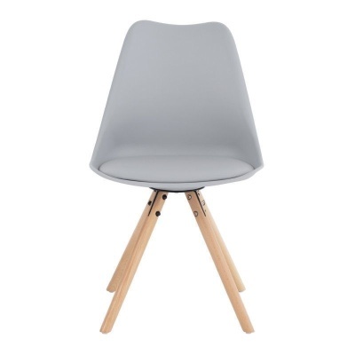 Cadeira cinzenta com pernas de madeira clara e assento em plástico