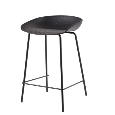 Banco alto preto com assento em plástico texturado e pernas em metal preto