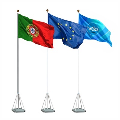 Três bandeiras em mastros metálicos: Portugal, União Europeia e vdo STORE