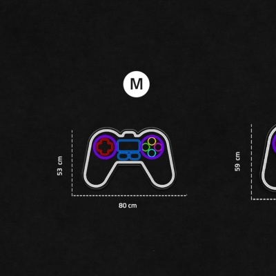 Três tapetes em forma de comando de videojogo em várias cores com diferentes tamanhos.