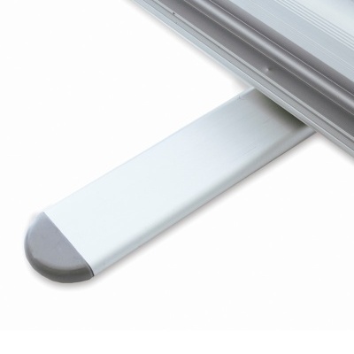 Estrutura metálica cinzenta com extremidade arredondada em fundo branco