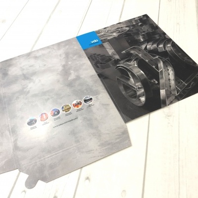 duas pastas de escritório cinza e preta sobre mesa clara