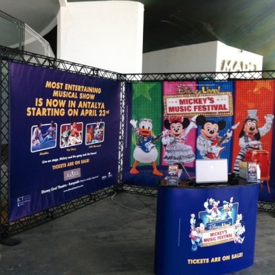 Expositor promocional do Mickey's Music Festival com personagens Disney e texto em inglês