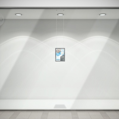 Vitrine de loja vazia com moldura pendurada ao centro