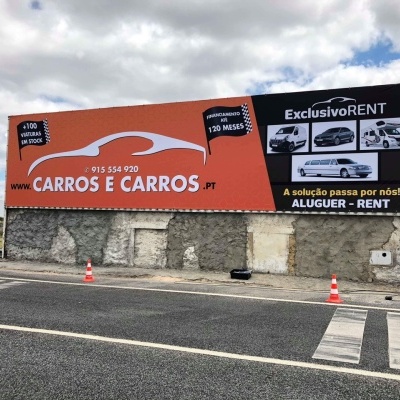 Placa publicitária para aluguer de carros com fotos e texto em português