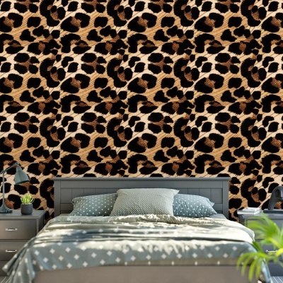 Papel de parede animal print castanho e preto atrás de cama com roupa cinzenta e móveis cinzentos