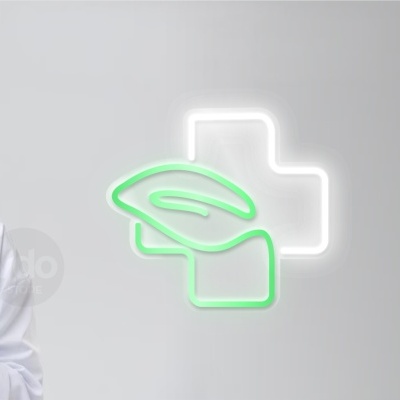 Mulher com comprimidos e símbolo medicinal luminoso