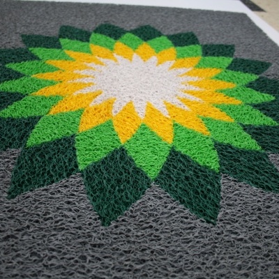 Tapete antiderrapante com padrão floral colorido num chão claro