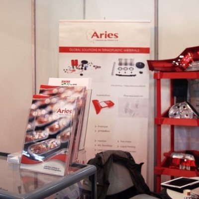 Exposição de materiais para transplantes da marca Aries com catálogo e peças metálicas