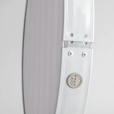 Espelho oval com moldura branca e grelha circular.