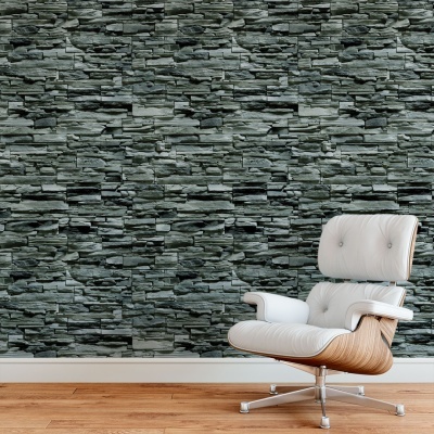 Parede com papel de parede imitando pedra cinzenta e cadeira branca em madeira clara