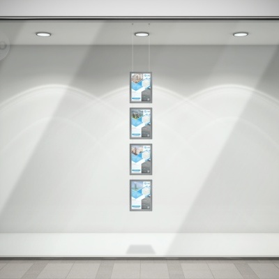 Fachada de loja com vidro e quatro cartazes verticais iluminados