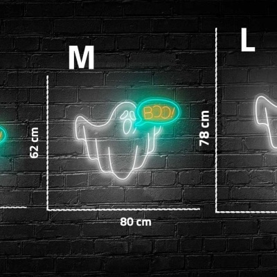 Três quadros de néon em forma de fantasma com texto BOO em diferentes tamanhos diante de uma parede preta de tijolos.