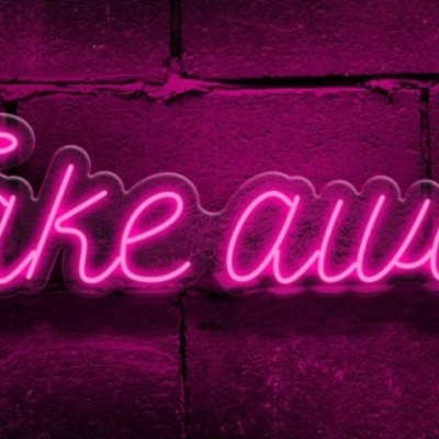 Letreiro de néon rosa 'Take away' numa parede de tijolos roxos