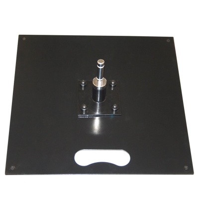 Placa metálica preta com suporte cilíndrico central e abertura oval para agarrar