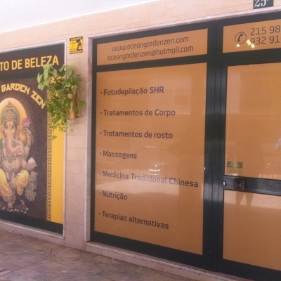 Fachada do Instituto de Beleza Ocean Garden Zen com texto sobre serviços e contato