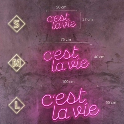 Três lâmpadas de néon rosa com texto 