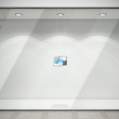 Vitrine de loja branca com imagem pequena pendurada ao centro e iluminação focal