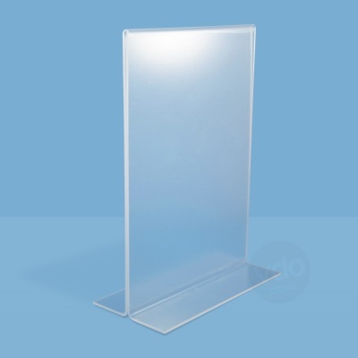 Expositor de acrílico transparente em forma de T sobre superfície azul