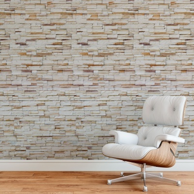 Cadeira de escritório branca com estrutura de madeira e roda sobre chão de madeira e parede de pedra decorativa