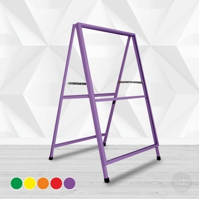 Estrutura metálica roxa tipo cavalete em fundo branco com padrão geométrico