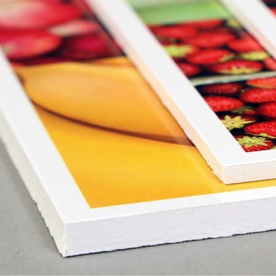 Pinturas emolduradas com imagens de frutas sobre superfície cinzenta