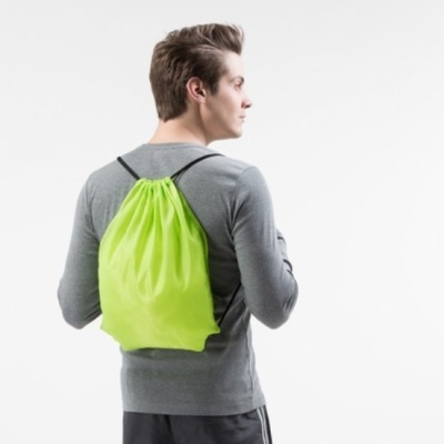 Mochila verde fluorescente tipo saco com cordões pretos num fundo branco