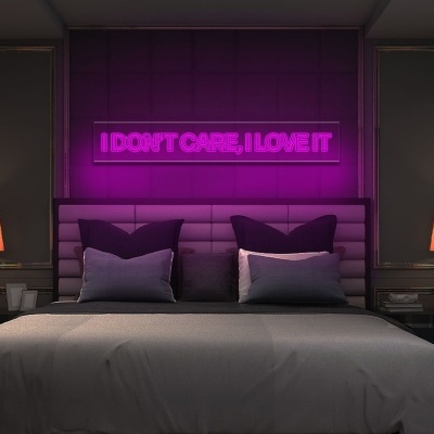 Quarto moderno com cama cinzenta e letreiro néon cor-de-rosa