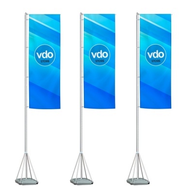 Três bandeiras verticais azuis com o texto 'vdo STORE' ao centro em suportes metálicos.