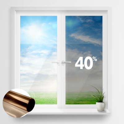 Janela branca com vidro refletor mostrando céu e 40% com planta no peitoril