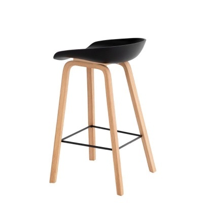 Banco alto com assento preto e pernas em madeira clara