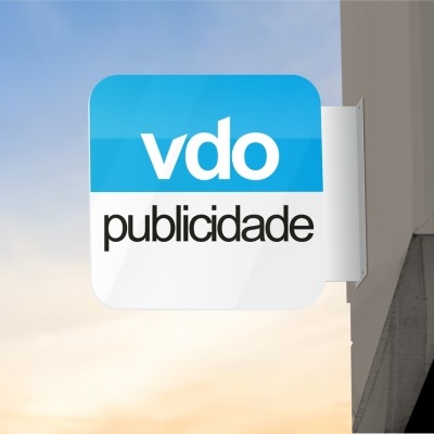 Placa luminosa azul e branca com texto 'vdo publicidade' numa fachada exterior